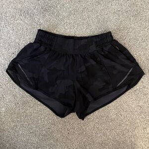 lululemon hotty hot, low rise, 2.5”, black camouflage